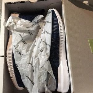 New Men’s Casual Sneakers Size US 10/ EU 43 Navy